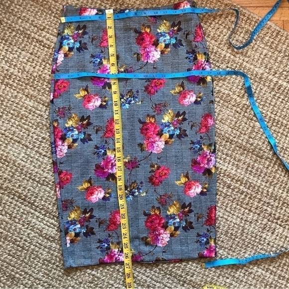 WOMEN’S plaid and floral ECI mid length skirt. Size small. - Picture 8 of 10